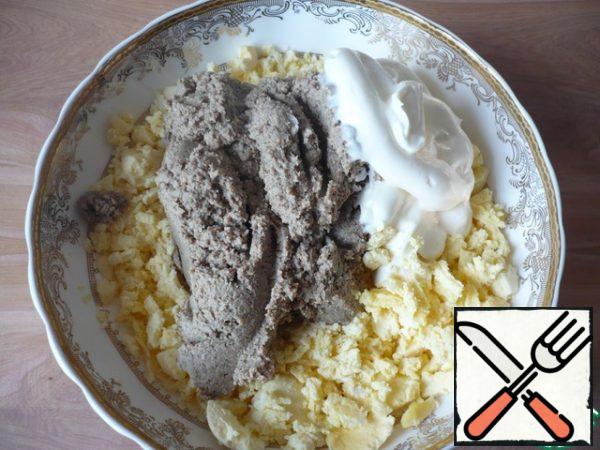 Add the chopped liver with mushrooms and mayonnaise to the yolks. Mix everything well.
