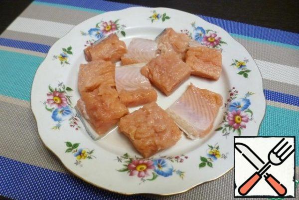 Fillet of pink salmon cut into approximately the same cubes with the skin. To add salt to the fish pieces to taste.