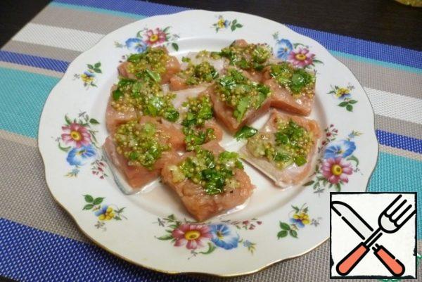 Coat the pieces of pink salmon with the prepared marinade. Leave for 30-60 minutes.