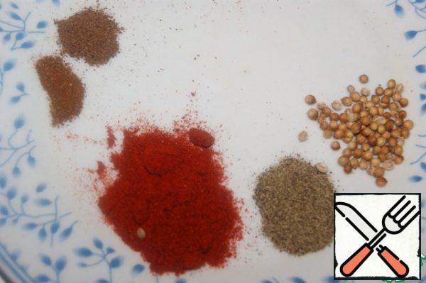 To start, prepare the spices: black pepper, sweet paprika, allspice, coriander and ground cumin (you can whole). If you use dry mustard, add it to this company.
Mix all the spices well.