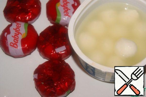 Dry the mozzarella. Babybel cheese free from packaging.
P.S. If there is no small mozzarella replace it with a large cut into pieces. Babybel cheese can be replaced with any other soft cheese by cutting it into squares.