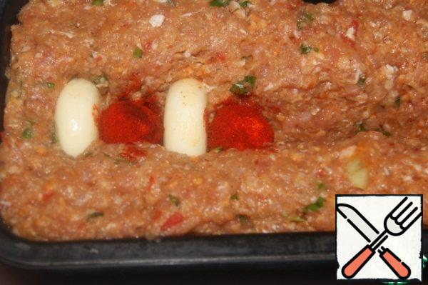 The bottom of the form 18h10h7 lay baking paper, grease the sides with oil.
Put the minced meat in it and make a deep groove in the middle. Alternately and alternately press the Babybel cheese and mozzarella, along the entire length of the meat loaf.