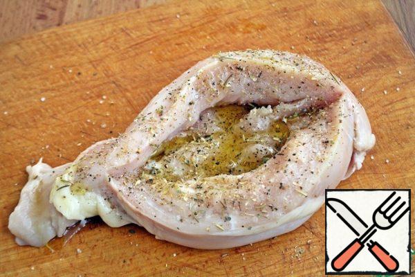 Cut the fillet and make a pocket, season with salt and pepper, add a little coriander, Italian herbs, sprinkle with olive oil and rub on all sides. File: If you accidentally cut through it, that's fine, but it's advisable to leave it.

