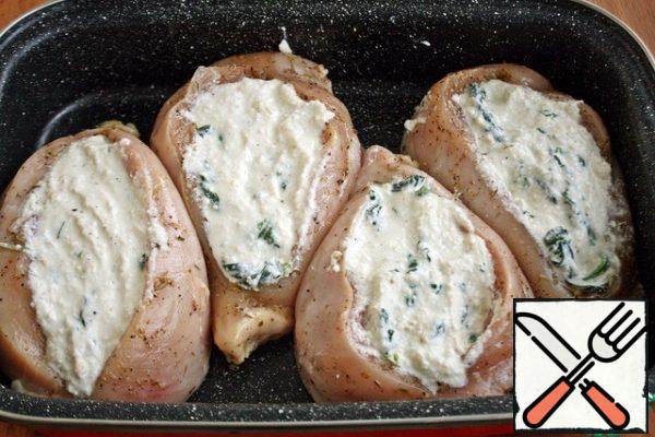Then put the fillets in a baking dish, put the filling in the pockets, cover with foil and send it to the oven, preheated to 200 degrees, for 25-30 minutes. Do not lubricate the form with oil, the fillet is already in oil. An important factor is that homemade fillets are cooked longer, stand for 30 minutes,
if the fillet is store-bought and not large - a maximum of 20 minutes
