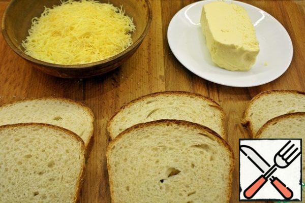 The recipe is very simple, with a minimum number of ingredients, so it is ideal for a quick breakfast, and also perfect for a snack at work, outdoors, delicious both hot and cold. It is important to take high-quality bread intended for such recipes. I posted a recipe called "American sandwich bread" - this is not an advertisement, the bread is really delicious, these sandwiches, as well as French toast are just super. Now let's move on to the recipe... Prepare the products... I took six slices of toasted bread, grated three types of cheese and a piece of homemade butter.

