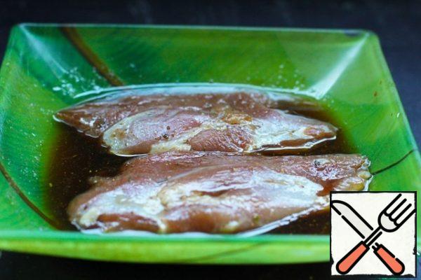 Remove the skin from the duck fillet and cut off the fat – we won't need them. Fillet a little salt and pepper.
Prepare the marinade by mixing sesame oil, soy sauce and honey. Marinate the fillet for 30 minutes.
