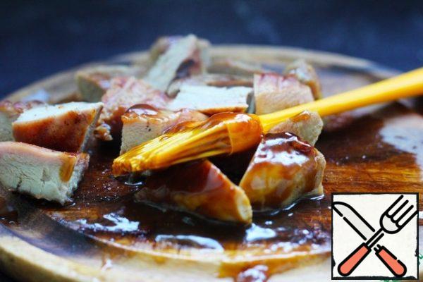 Cut the fillet into slightly larger pieces than the grapes you will have. Brush them with thick marinade on all sides.
