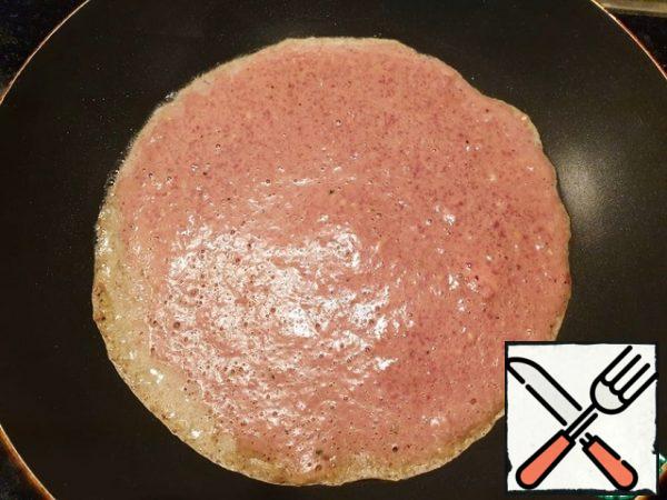 Fry the pancakes on both sides in a hot frying pan. I fry without adding oil.
Pancakes are fried very quickly, it is important not to over-dry them.
