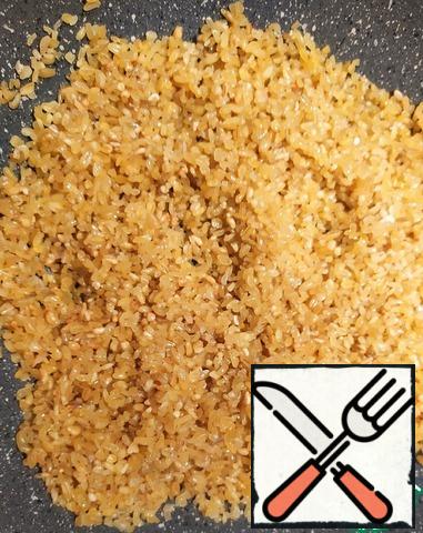 Next, take a cauldron or pan and melt the butter. Pour the dry bulgur grits into the oil. Fry it for 2 minutes until slightly Golden.