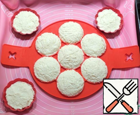 Spread out the curd mass in silicone molds.
Cook in the oven, preheated to 180 * C, 40-45 minutes.