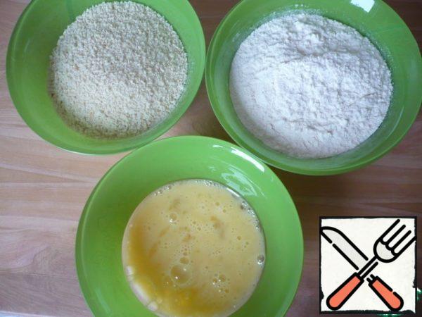 Now fry the whites in deep fat.
For breading proteins, prepare three bowls: one with wheat flour, the second with breadcrumbs and the third with beaten egg.