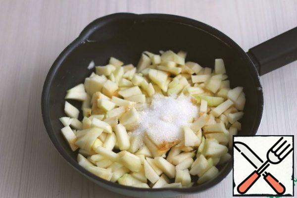 Peel apples (4 pcs.), remove the core, cut into small cubes. Put the apple cubes in a dry frying pan, add 1 tablespoon of sugar and put on a slow fire so that the sugar dissolves and the liquid evaporates. Stir the apples periodically so that they do not burn.
