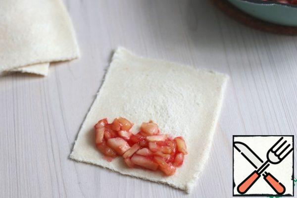 Put the fruit filling on the edge of the toast, then roll the toast into a tube.
