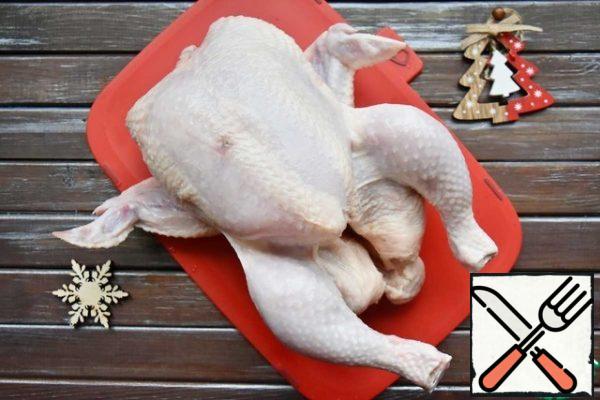 For the filling, it is better to take a medium-sized bird, it will be easier to cut it into portions.
