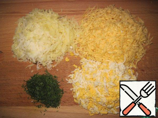Grate boiled egg, potatoes and cheese on a fine grater. Finely chop the dill.
