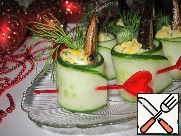 Carefully roll up the roll and secure it with a skewer. Decorate with greenery.
