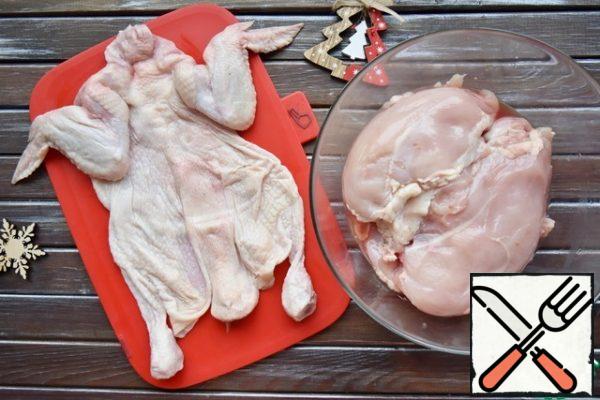 Separate the meat from the bones. Bones are not required, they can be left to make broth.
The removed meat is twisted in a meat grinder into minced meat together with onions and garlic fried in butter and a piece of bread soaked in cream.
