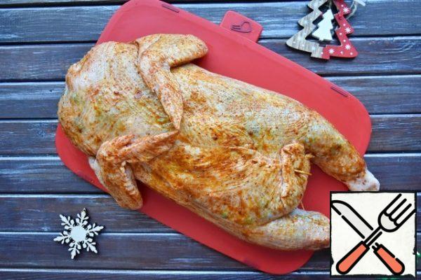For an appetizing crust, grease the stuffed bird with a mixture of paprika, dry garlic powder and vegetable oil.
Bake in a preheated 180 degree oven until delicious ruddy. When serving, don't forget to remove the toothpicks.