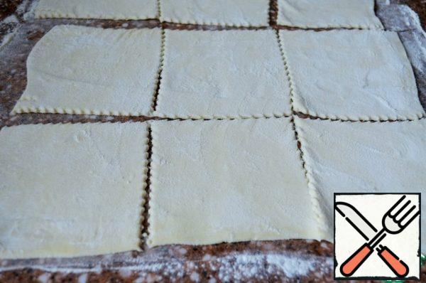 Turn on the oven to warm it up.
Roll out the dough, cut into 9 squares of 9-12 cm.
