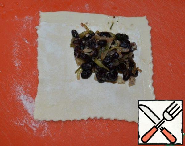 Spread 1.5 tablespoons of filling.
Moisten the edges of one corner with water,
gently pinch and form the corners.
