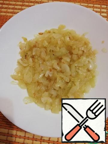 Take a large onion. Here it plays a huge taste role. Cut the onion into small pieces and fry in vegetable oil until Golden. To cool down a bit. Boil the eggs and grate.