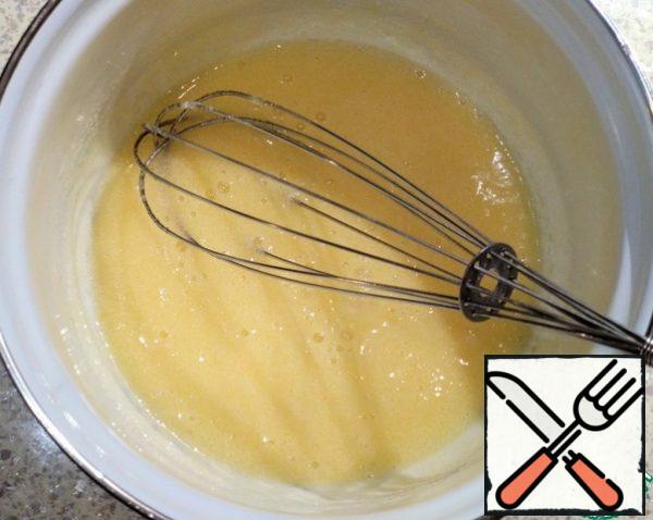 In a saucepan, mix the egg with the sugar.