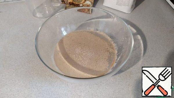 First you need to prepare the dough. To do this, dissolve the sugar in water and add the yeast. Stir.