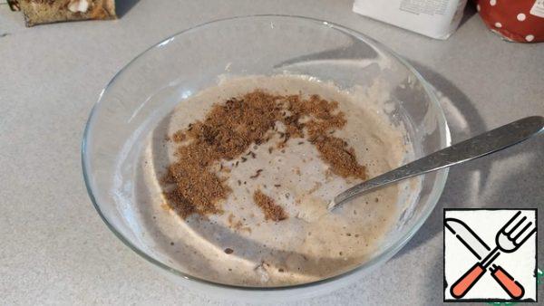Add salt, cumin and coriander to the finished starter. Pour in the oil.
