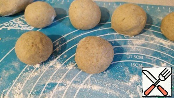 Divide the finished dough into small balls.