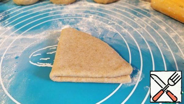 Again, brush with vegetable oil and fold in half again. Bake the prepared triangles in the oven, at 180 degrees, about 35-40 minutes. Cool and put the blanks in a package so that they do not dry out. They can be prepared on the eve of the holiday, and on the right day just fill with filling.