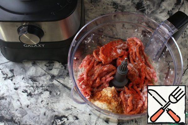 Add minced meat, bread soaked in milk, salt and spices to the onion.
