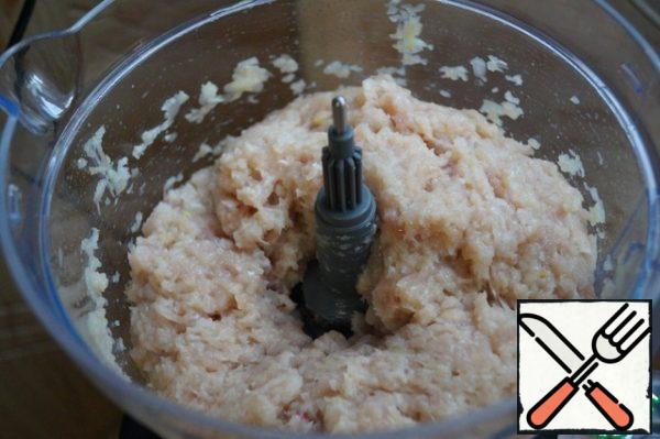 Put the chicken breast and peeled onion in the bowl of the combine. Turn on 1 speed, and in a minute you will have a wonderful homogeneous minced meat.
