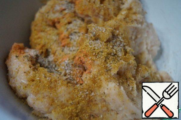 Add spices and salt to the meat to taste. Then beat the egg and mix well.
