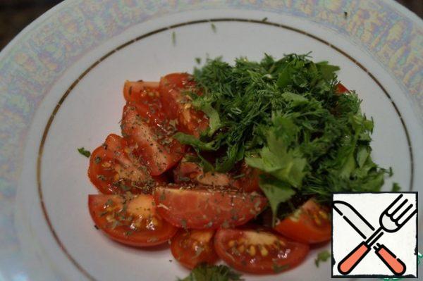 Wash the cherry tomatoes and cut them into 4 pieces. Sprinkle with dry basil, add chopped herbs and mix.
