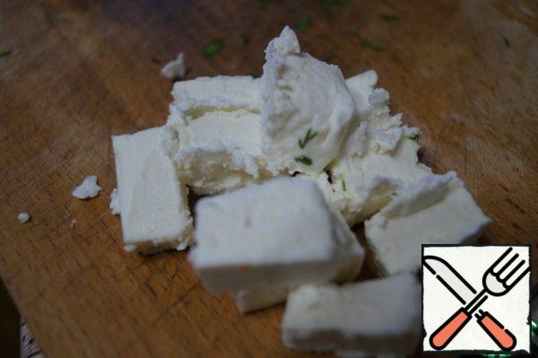Cut the feta into cubes.
