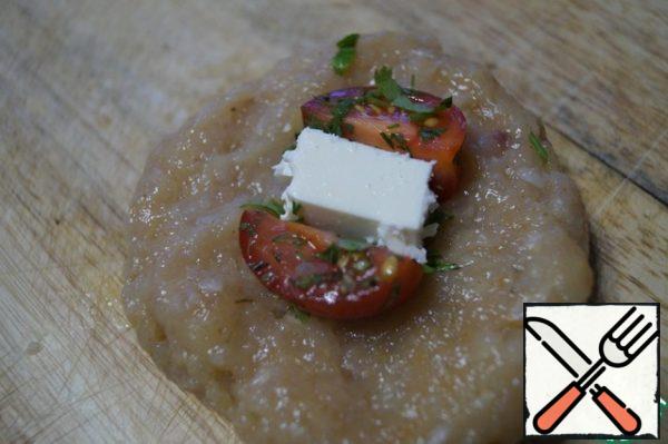 Take a piece of minced meat, make a tortilla, put 2 slices of cherry and a piece of cheese in the middle. We form cutlets.
