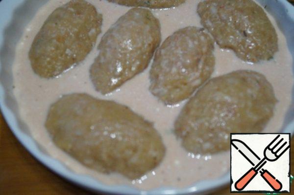 Put the cutlets in a fireproof form. Mix tomato paste with sour cream and broth. Add salt to taste and pour over the cutlets. Bake the cutlets in the oven at 200 degrees for 30 minutes.
