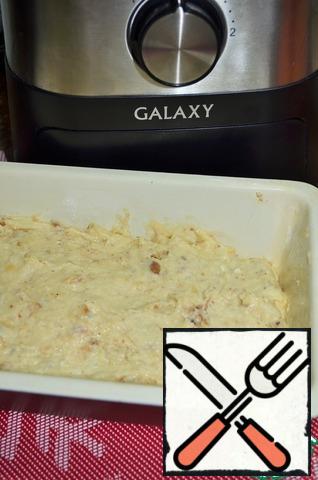 Form, 1.5 l., grease with vegetable oil and put the dough.
Flatten with a spatula, the dough is quite viscous.