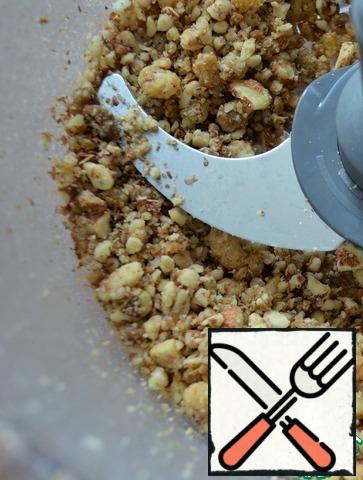First prepare the nut mixture, they can be taken to your liking-peanuts, almonds, pecans, walnuts, etc.. Heat for 5 minutes in a dry pan, exfoliate and chop. I did it in the combine, the nozzle "knife", a couple of seconds and the nut mixture is ready. Mix with sugar.