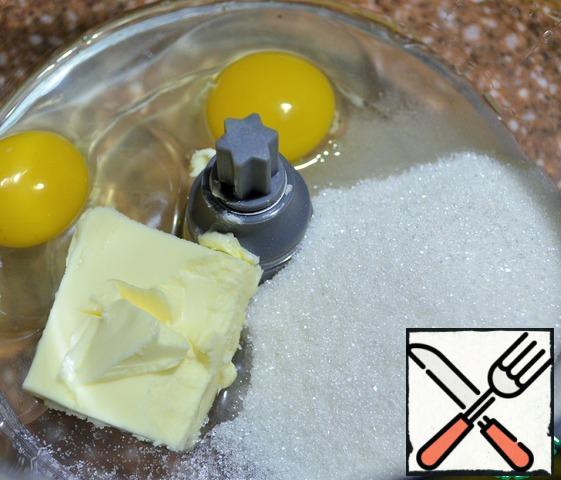 Turn on the oven to warm up.
Wash the bowl of the combine and wipe it dry.
Put the soft butter, sugar, eggs, and salt in it.
To change the nozzle on the beaters.
Beat until smooth, 5-10 seconds.