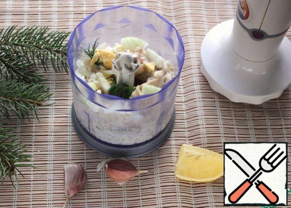 Put everything in a blender bowl, add vegetable oil, ground black pepper, a little salt, given that the fish was cooked in salted broth, squeeze out the juice of 1/4 lemon and whisk until smooth. That's it! Delicious pate is ready.
