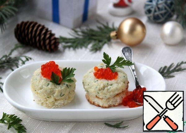 You can serve the pate in tartlets, on crackers, on toast. I fried the pieces of the loaf in a dry frying pan and put the pate on top. You can decorate with herbs, caviar or apply a light mesh with mayonnaise.
