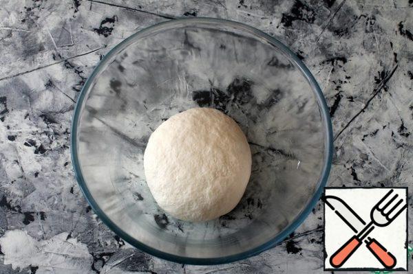 Knead the dough and knead it for at least 7-10 minutes.
Cover the bowl with cling film and put it in a warm place for 1 hour.
After an hour, knead the dough and leave for another 30 minutes.