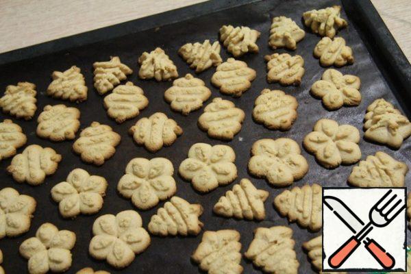 Starting with planting curly cookies, in a way that is convenient for you. Bake for about 15 minutes at a temperature of 170 degrees.
