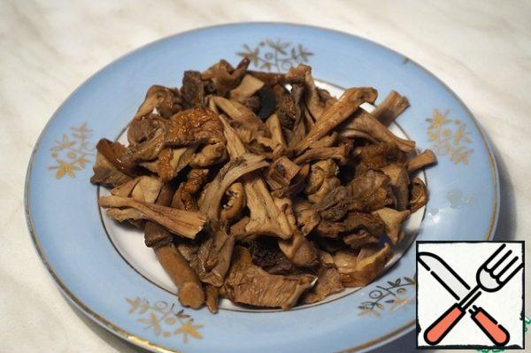 Boil the dried mushrooms until tender.
