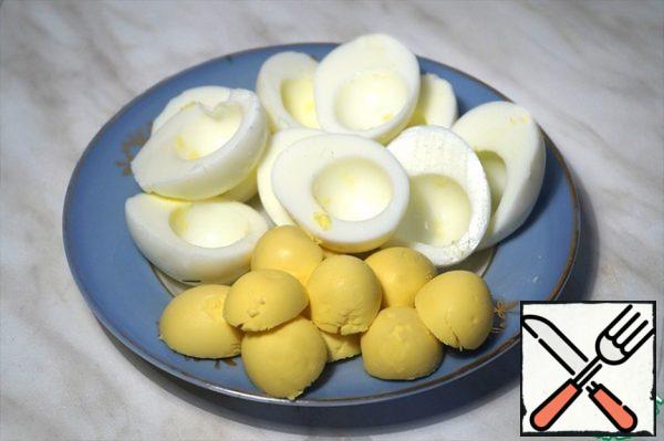 Cut the eggs into 2 parts and remove the yolks.