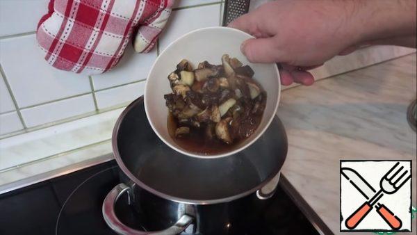 First, boil the mushrooms in salted water (you can cook them in chicken or vegetable broth, as you like). Cook for about 10 minutes.
