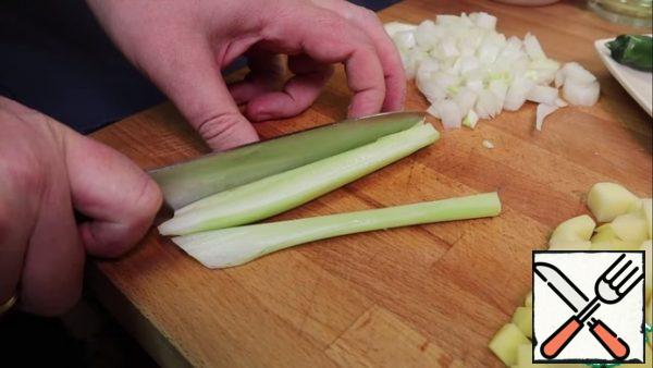 Cut the onion, potatoes and celery into cubes.