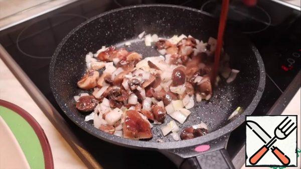 To prepare the puree, take 4-5 ladles of broth. First, fry the mushrooms with onions and add the thyme.
