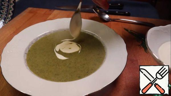Remove the garlic and pepper from the soup. Put the required amount on a plate. If you want to get 2 different soups, add the cream directly to the plate. Then you will get a cream soup, and in the pan you will have a soup puree.